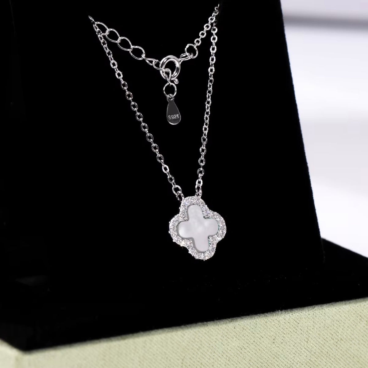 Four leaf clover pendant necklace
