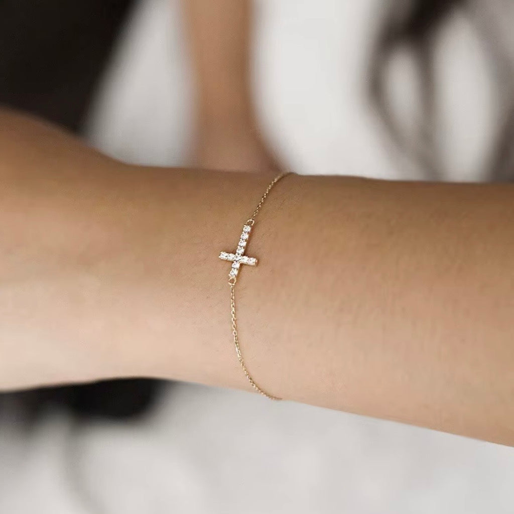Cross pendant bracelet