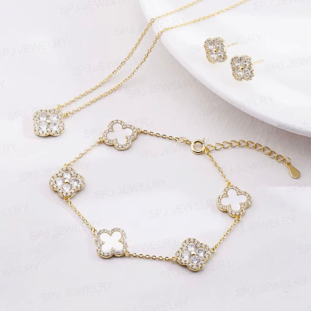Diamond clover necklace