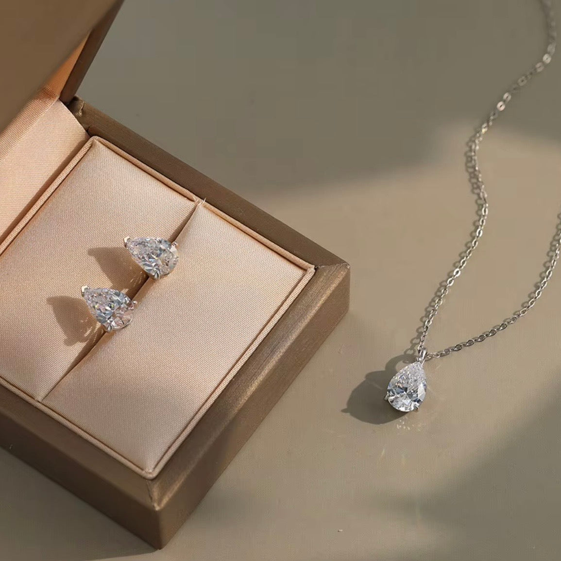 Pear shaped diamond necklace