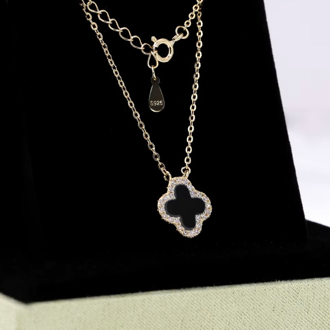 Four leaf clover pendant necklace