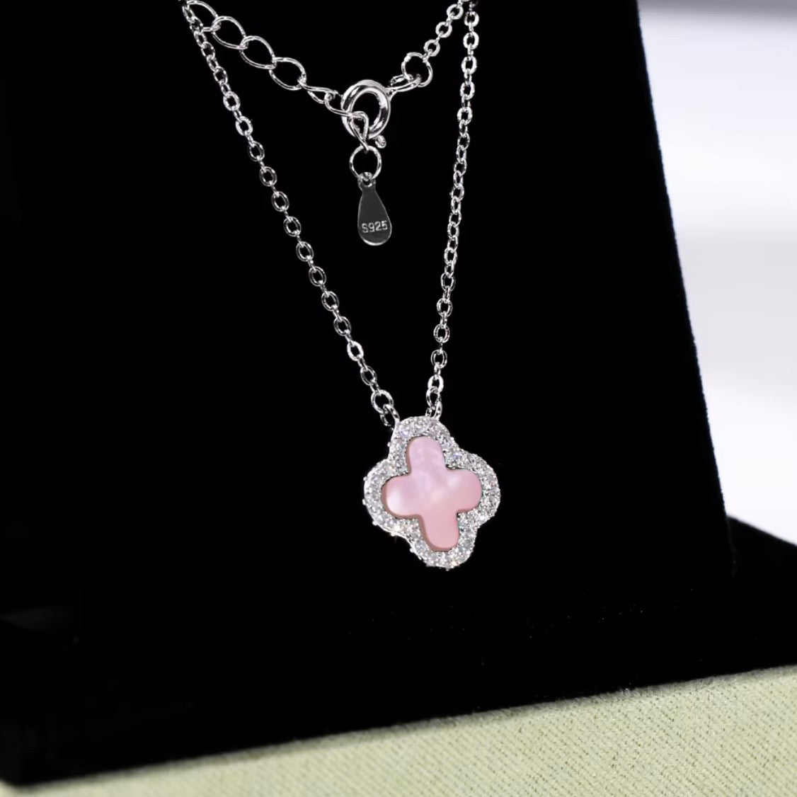 Four leaf clover pendant necklace